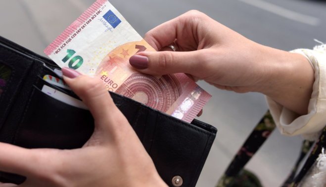 <a href="/Ziemassvetki/">Ziemassvētki</a> atnes ne tikai priekus un līksmību. Pēc Ziemassvētkiem teju trešdaļai 🇱🇻 iedzīvotāju nākas "savilkt jostu" ➡️ goo.gl/qqm7G5
#Ziemassvētki #JaunaisGads #dāvanas