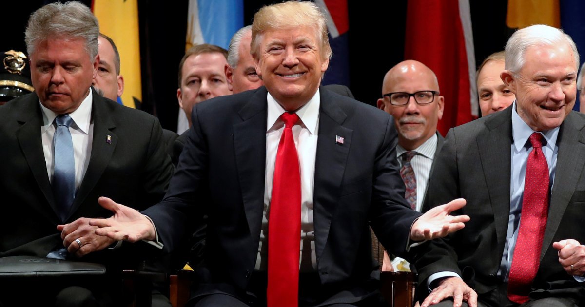 HuffPostQuebec's tweet photo. #Sondage: moins du quart des Américains sont satisfaits de Donald #Trump https://t.co/Iy6HJAfyBK https://t.co/Z6cTE6E8vs