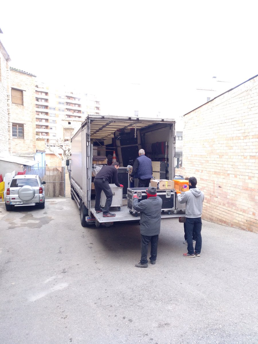 tatarrega's tweet photo. A primera hora hem començat el gran muntatge de "Art" per avui a la nit. #equiptecnic #temporadateatreTRRG https://t.co/xWMdDKaJ4p