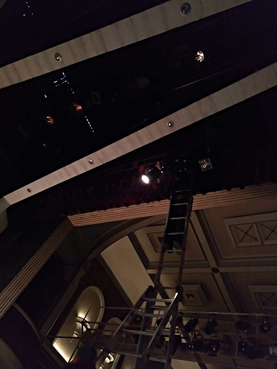 tatarrega's tweet photo. A primera hora hem començat el gran muntatge de "Art" per avui a la nit. #equiptecnic #temporadateatreTRRG https://t.co/xWMdDKaJ4p