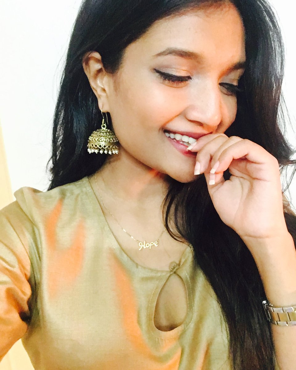 basicyetboujee's tweet photo. Ethnic makes me happy😊 #jhumka #Smile #Earring #elegant #trendy #classy #bohostyle #ethnic #traditional #nofilterneeded #Golden #nomakeup #GLOW #blogger #fashionphotography #hope @MakeMeChic @WhoWhatWear @e_FashionPolice @Fashionista_com @ootd_ideas_101 @ootd_style @FabindiaNews https://t.co/IjqAtdZDDJ