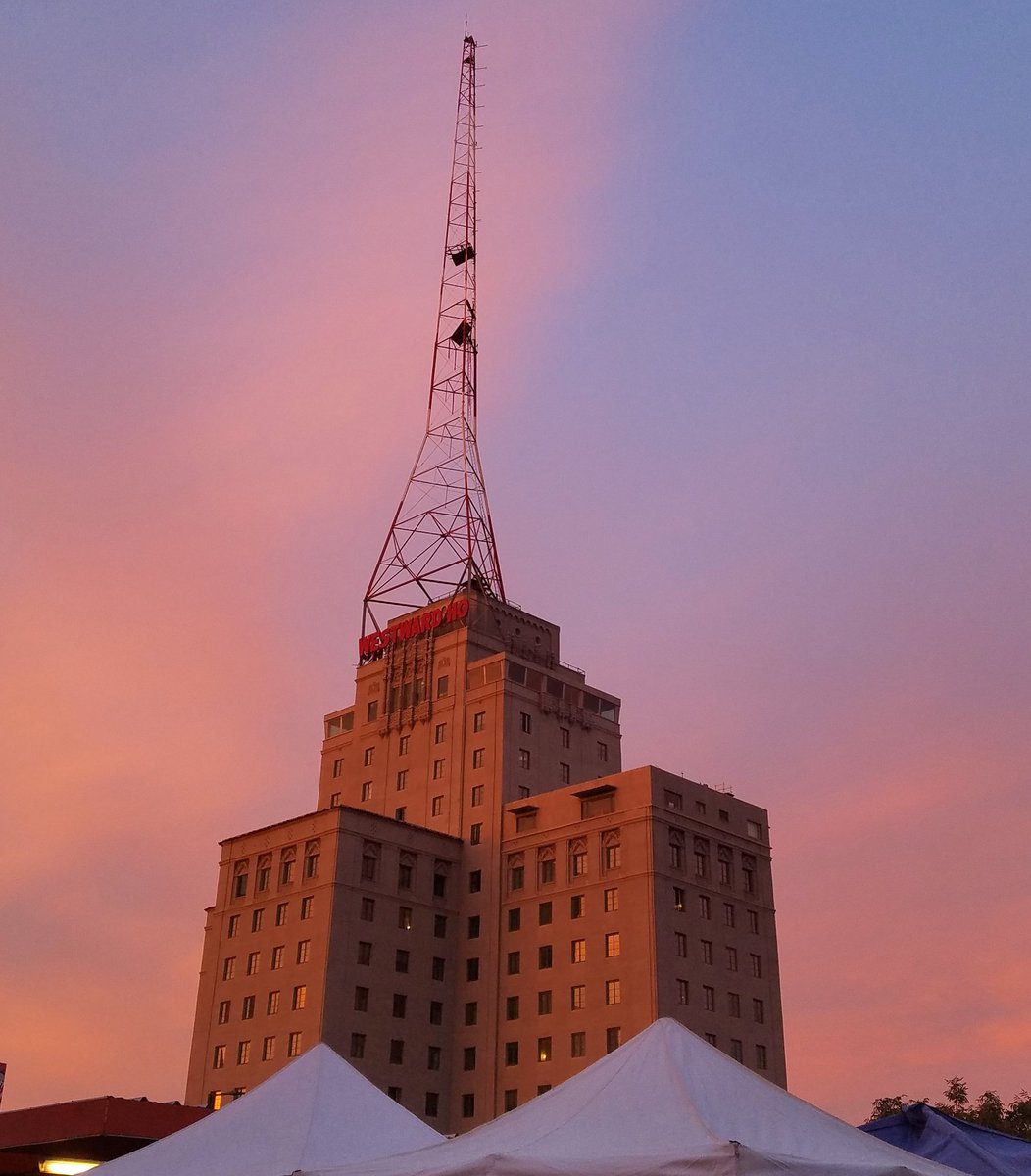 dtphxfarmersmkt's tweet photo. Beautiful sunrise and a high of 68°! We've got a tomato gardening workshop with @NativeSeedsSRCH at 9am and #Tasteofthemarket with #adobodragon at 1030am. Come get brunch and enjoy your #loyallocal Saturday! https://t.co/ph04mD5KCv
