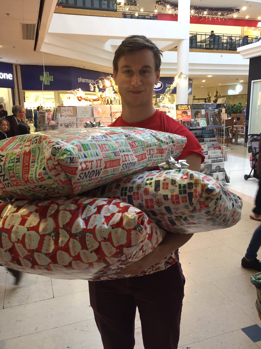 BowelsOfStMarks's tweet photo. 🎄🎁🎅let's get busy #christmaswrapping #santaslilhelpers are in @StAnnsShopping #volunteersinfullswing #futurefree #boweldisease 🎄🎅🎁 https://t.co/29p5lPxJci