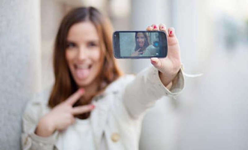 DikenComTr's tweet photo. Sürekli selfie çekmek ruhsal bozukluk olarak tanımlandı: Selfitis
https://t.co/Jhco8wXxXM https://t.co/bphUG24Y64