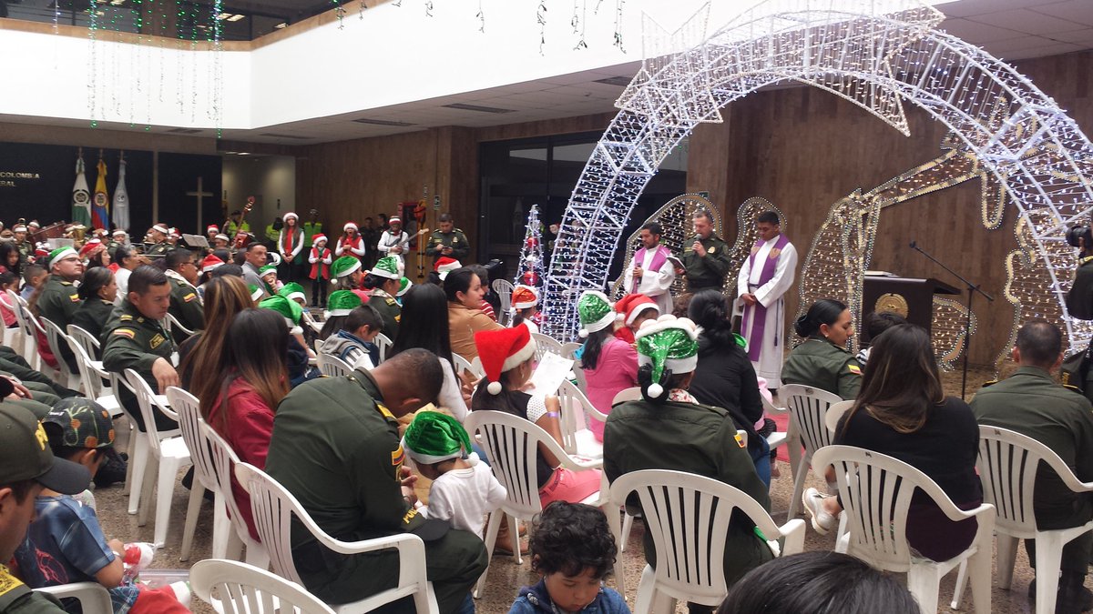 PoliciaColombia's tweet photo. Desde la Dirección General acompañados de la familia policial, nos unimos a la celebración del primer día de la #NovenaDeAguinaldos #COEST #DISEC #DIRAF https://t.co/ibOsHjTuIg