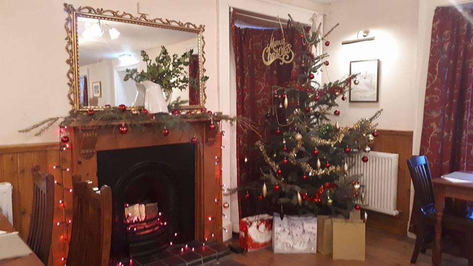 TheGordonYarrow's tweet photo. Sunday 17th Dec: Festive cheer at our monthly music session with mulled wine and mince pies from 3pm followed by even more music in the bar in the evening. Book your table on: 01750 82261. https://t.co/vvKHuJwwgg