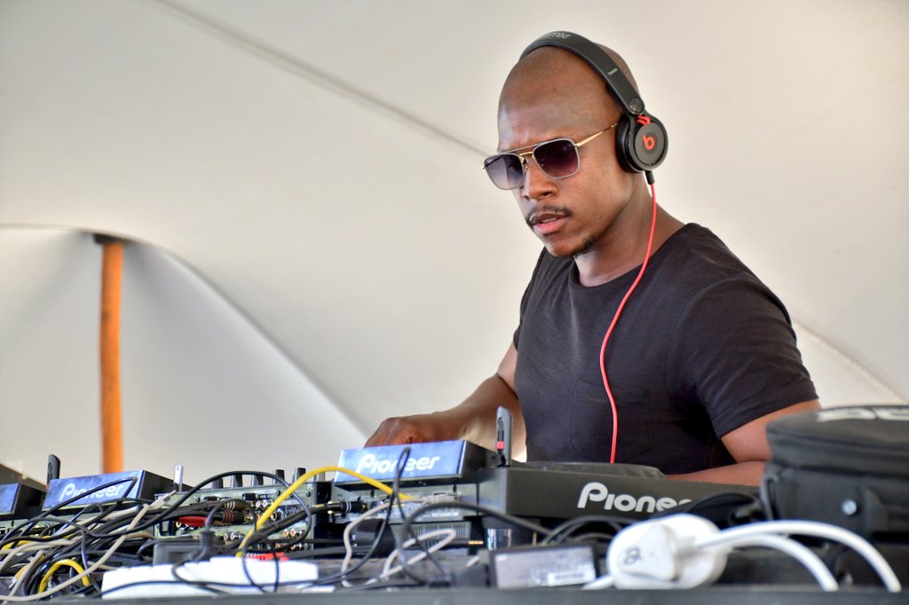 GoodHopeFM's tweet photo. #IssaParty at #SummerSplash2017.
@DJKENTSA rocking the crowd. https://t.co/xgHQq28Yuu