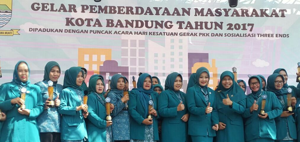 PKK_RANUM's tweet photo. alhamdulillah @PKK_RANUM terbaik keenam lomba #HATINYA PKK tingkat Kota Bdg @ridwankamil @ata_lia @OdedMD @siti_odedMD @kang_yossi @dispangtan_bdg @Bandung_Dinkes @bsukardi67 @HumasBdg @KecGedebage https://t.co/duEcPlcGhL