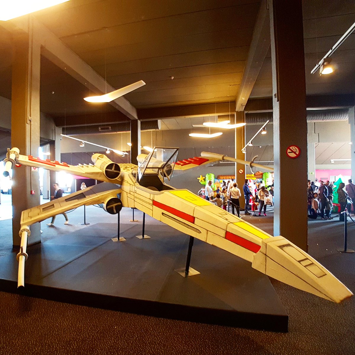 pacobautista's tweet photo. #StarWarsTheLastJedi produce sentimientos encontrados al jugar la baza de la nostalgia aderezada con las justas secuencias de batallas interestelares, los duelos con espadas láser y nueva fauna exótica con un guión previsible que arriesga lo mínimo necesario.
#StarWars for ever https://t.co/9SLEeJSqxZ