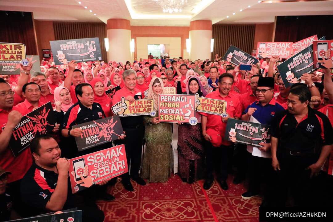 Bersama2 pengiat media sosial negeri di Konvensyen Media Sosial Peringkat Negeri Sabah. Tkasih atas sokongan &amp; terus kerja kuat demi kemenangan #PRU14. <a href="/MusaHjAman/">Musa Aman</a> <a href="/mpkotabelud/">MP Kota Belud</a> <a href="/ahmadmaslan/">DS Dr Ahmad b Maslan</a>