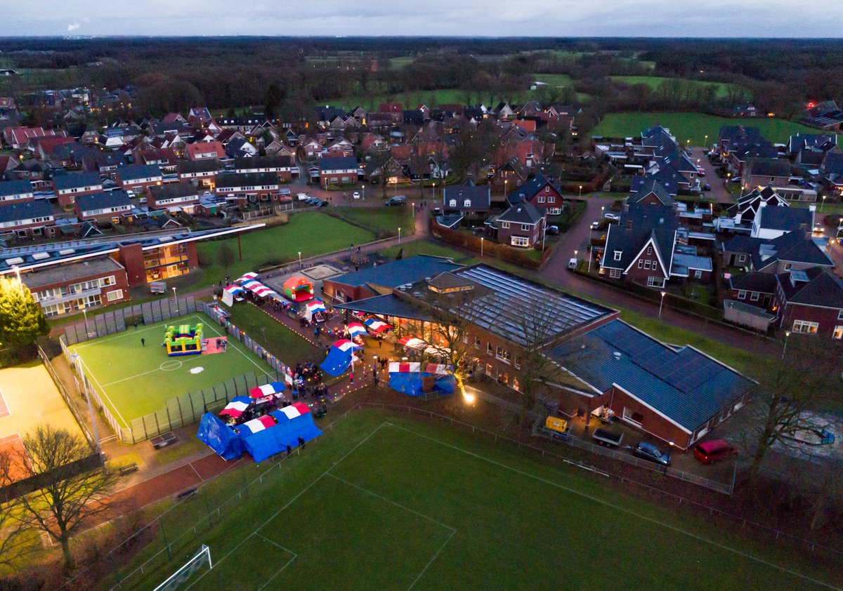 #bentelo @olvrouwebentelo <a href="/Bentelo/">Bentelo</a> #kerstmarkt is begonnen! Nog tot 19.00u.