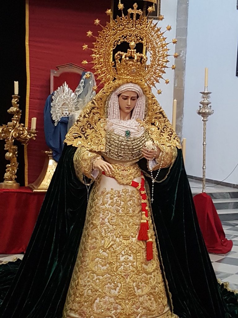 Comienza el devoto besamanos a Ntra. Virgen de la Esperanza. #FestividaddelaEsperanza <a href="/bazasemanasanta/">semanasantadebaza</a> <a href="/Esperanzabaza/">Grupojoven esperanza</a> @pasion_granada @CofradiaDeAnd <a href="/SSanta_Andaluci/">Info SS Andalucia</a>