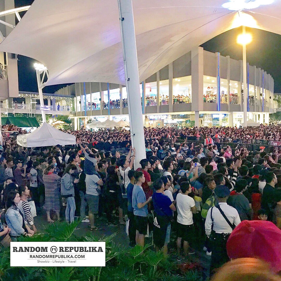 RandomRepublika's tweet photo. LOOK at this CROWD at #AyalaMallsSolenad (#Solenad) for the #AngPanday cast’s mall tour | #CocoMartin and the gang are present. | Ang Panday is an official entry to the #MMFF2017 | In cinemas December 25. #ExperiencePANDAY https://t.co/NBmU4Az2Io