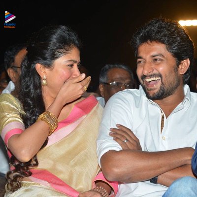 telugufilmnagar's tweet photo. This pair😍
@NameisNani @Sai_Pallavi92 Can't wait to watch them on screen this 21st!
#MCAonDec21st #MiddleClassAbbayi https://t.co/kZL2NK9kWd