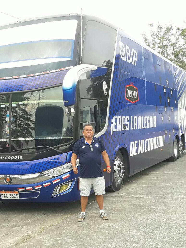 DanielNavasV's tweet photo. En este bus viaja la delegación de @CSEmelec a Manta, para el juego ante @DelfinSC #Finales2017 https://t.co/zEkFDaPspO