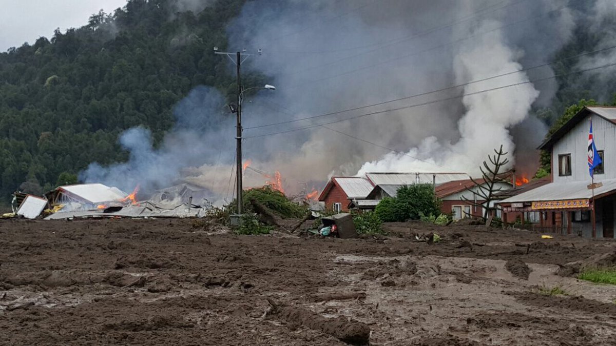 ejpl_2011's tweet photo. Informa @PiensaPrensa AHORA | Gobierno confirma dos civiles muertos y un carabinero desaparecido tras aluvión en Villa Santa Lucía  #CHAITÉN https://t.co/4kSoRPWQV3 #Chile