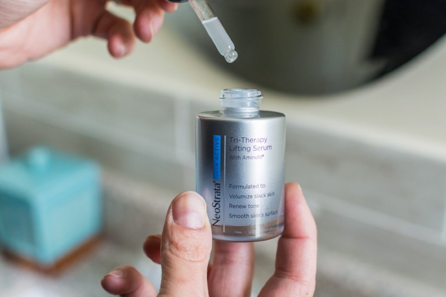 amomsimpression's tweet photo. Check out this berry makeup tutorial from @poshinprogress for your next holiday party! Her secret? @NeoStrata SKIN ACTIVE Tri-Therapy Lifting Serum #AD https://t.co/yEfEIAmCVw #Iworkwiththem #TripleLifting https://t.co/zJrsWzDKM5