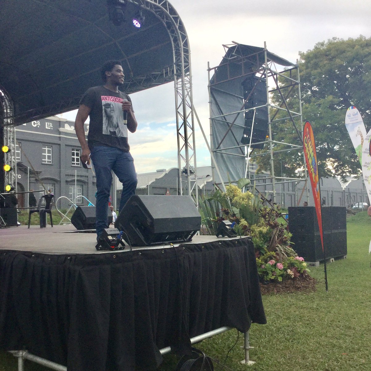 UWFM88_106FM's tweet photo. MC wosuku ngumsasazi wethu, Reggie Solani. #UWFM #CarnivalSummer https://t.co/1KFV3K0KxC