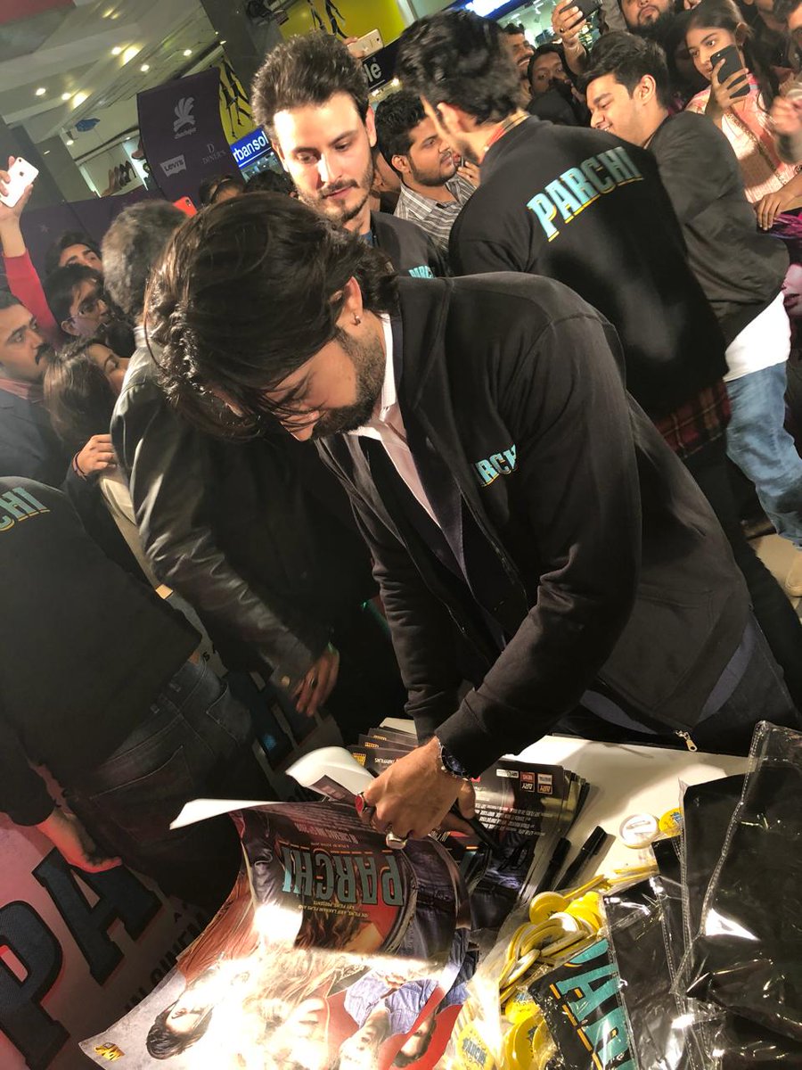 ParchiTheMovie's tweet photo. Team Parchi at the Atrium Mall with their fans having the best moments!😍
Parchi releasing in USA and Canada on 12th January 2018!
#Parchi #ParchiWillBlowYourMind #05JAN2018 #AnotherHitINC #Destinations×Parchi #DaewooExpress https://t.co/g08BSQf2d8
