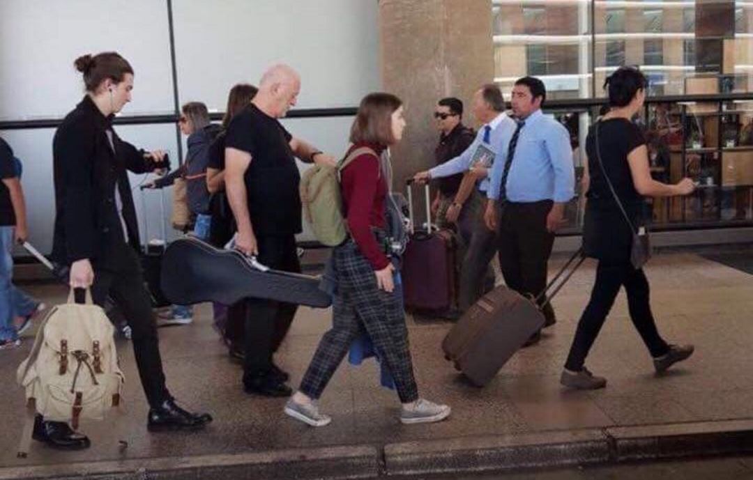 futurofm's tweet photo. David Gilmour está en Chile. ¿A qué vino? Vacaciones sería. Te contamos detalles en Futuro.cl https://t.co/txYf4L0B98 https://t.co/KvRK9Zpr78