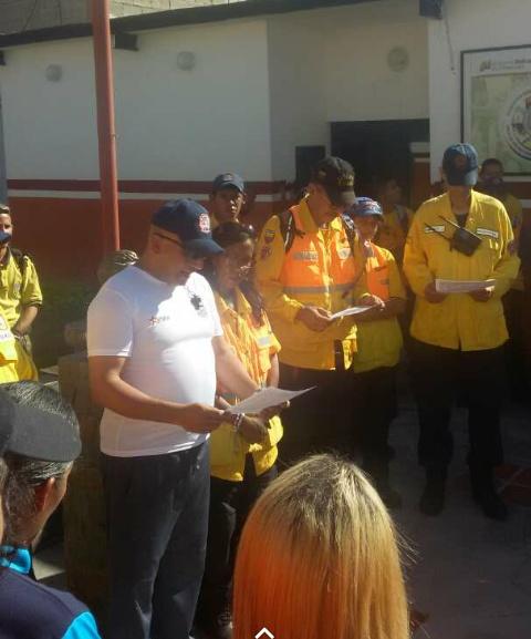 Homenaje a los voluntarios desde la plazoleta de la sede de @PC_Aragua y en compañía del director <a href="/cegy15/">CESAR ENRIQUE GONZALEZ YAGUARO</a> @direc_pcaragua las diferentes agrupaciones voluntarias celebraron su día! #SomosUnEquipo <a href="/vol_aragua/">voluntarios aragua</a> <a href="/PCivil_Ve/">Protección Civil</a> <a href="/VGRPC/">VGRPC</a>