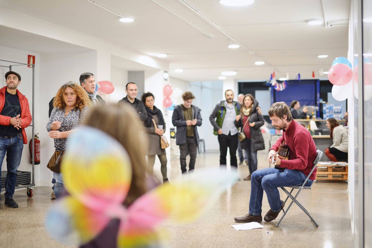 FrenteAmplioBCN's tweet photo. ORGULLOSOS/AS de este maravilloso y emocionante encuentro que tuvimos con @bcnencomu. Música, comida, baile, teatro y mucho más.
Una real fiesta de la gente! #elpoderdemuchos #DistricteGlobal @elfrente_amplio @AdaColau @BeaSanchezYTu https://t.co/Ae0w62596S