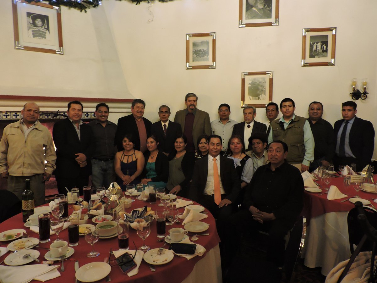 coamag's tweet photo. Feliz Navidad y Prospero Año Nuevo 2018, cena de convivencia de los integrantes del Colegio Oaxaqueño de Abogados en Materia Agraria A. C. Salud, Prosperidad y Felicidad para todos. En emotiva convivencia los integrantes disfrutaron y convivieron para fortalecer la amistad. https://t.co/JAy8uhsPcH