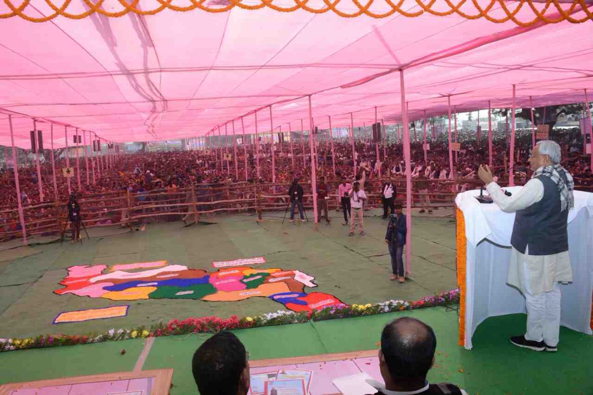 NitishKumar's tweet photo. दरभंगा में विकास कार्यों की समीक्षा यात्रा के दौरान योजनाओं के क्रियान्वयन की स्थिति का जायजा लेते हुए।
https://t.co/kM7QIIpn60 https://t.co/sO27qaeoZn