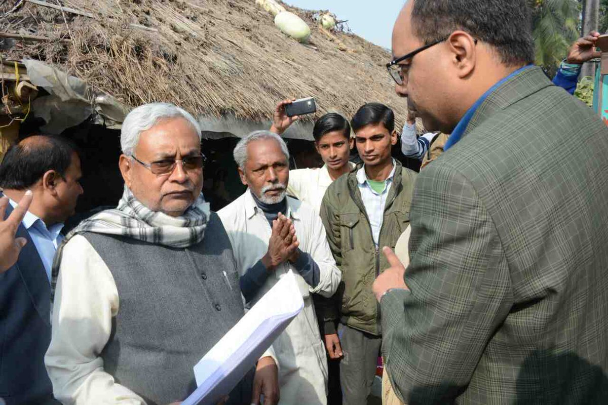 NitishKumar's tweet photo. दरभंगा में विकास कार्यों की समीक्षा यात्रा के दौरान योजनाओं के क्रियान्वयन की स्थिति का जायजा लेते हुए।
https://t.co/kM7QIIpn60 https://t.co/sO27qaeoZn