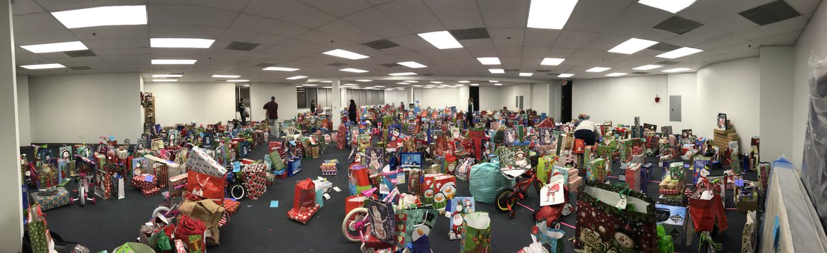 ZachTaylorSport's tweet photo. Christmas Angels got cray-cray last night. BRYAN BROADCASTING! ASSSSEEMMMBBBAAAAAAALLL!! https://t.co/q2cIjcyYSq