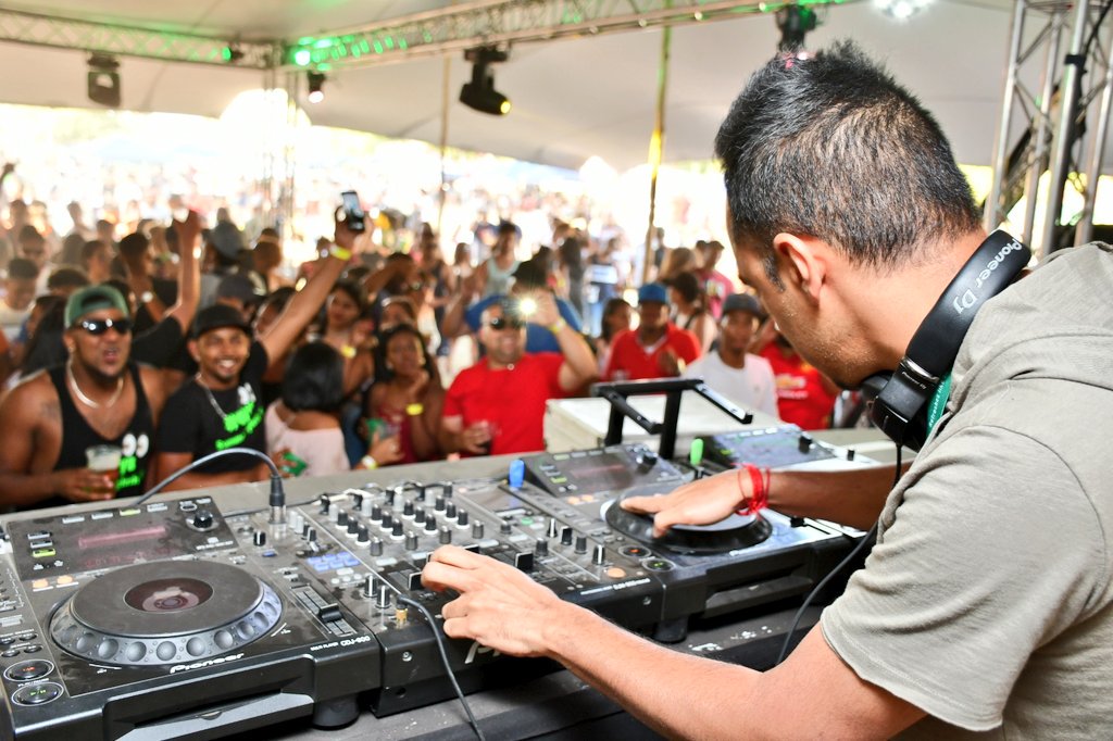 GoodHopeFM's tweet photo. Everybody's hands go UP for @RyanTheDJ at Summer Splash Paarl 2017.
#SummerSplash2017
#DrsInTheHouse https://t.co/j92Pi0bL42