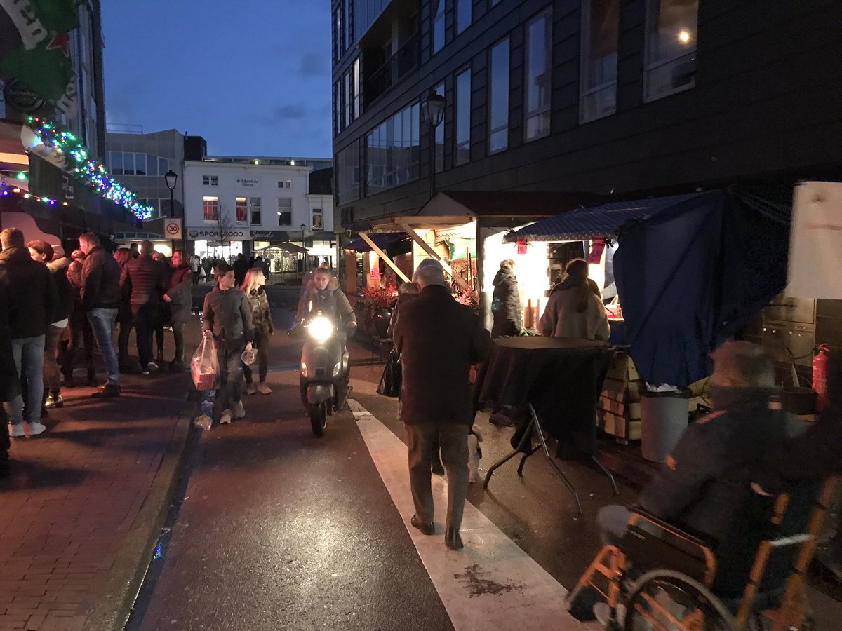 Beverwijk Sprankelt! Vandaag tot 20u zullen nog diverse optredens plaatsvinden en morgen gaat Beverwijk Sprankelt weer verder! #beverwijk #kerststad