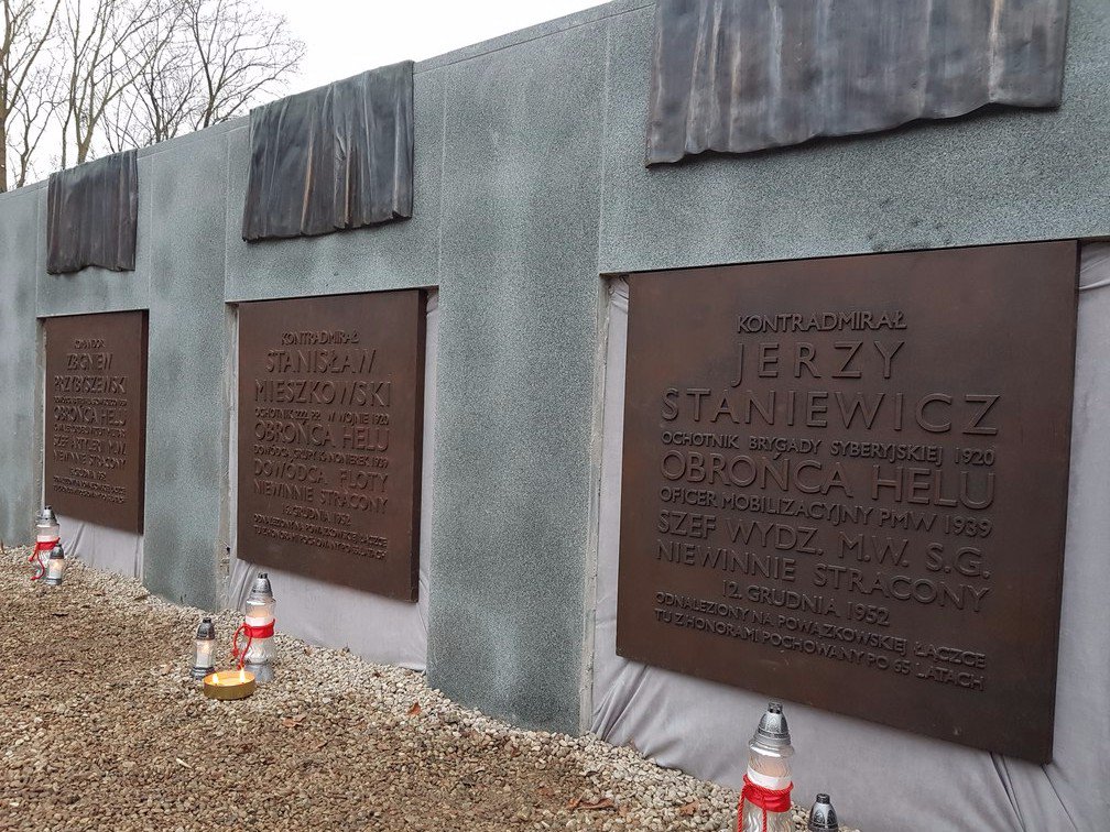 Bohaterowie obrony Helu w 1939 r.: kmdr Stanisław Mieszkowski, kmdr Zbigniew Przybyszewski i kmdr Jerzy Staniewicz - zamordowani 65 lat temu przez komunistów - spoczęli na Cmentarzu Marynarki Wojennej w Gdyni.
#PogrzebKomandorów #ŻołnierzeWyklęci #Niezłomni #ObronaHelu #IPN