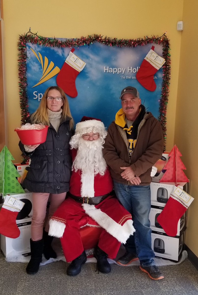 Seabrook has some Happy Upgrade customers and they love Santa Claus. <a href="/DannyIsho/">Danny Isho</a> <a href="/sprintseabrook/">Sprint Seabrook</a> @Sprint4NE <a href="/ExpertsChoice/">UCR Sprint</a>