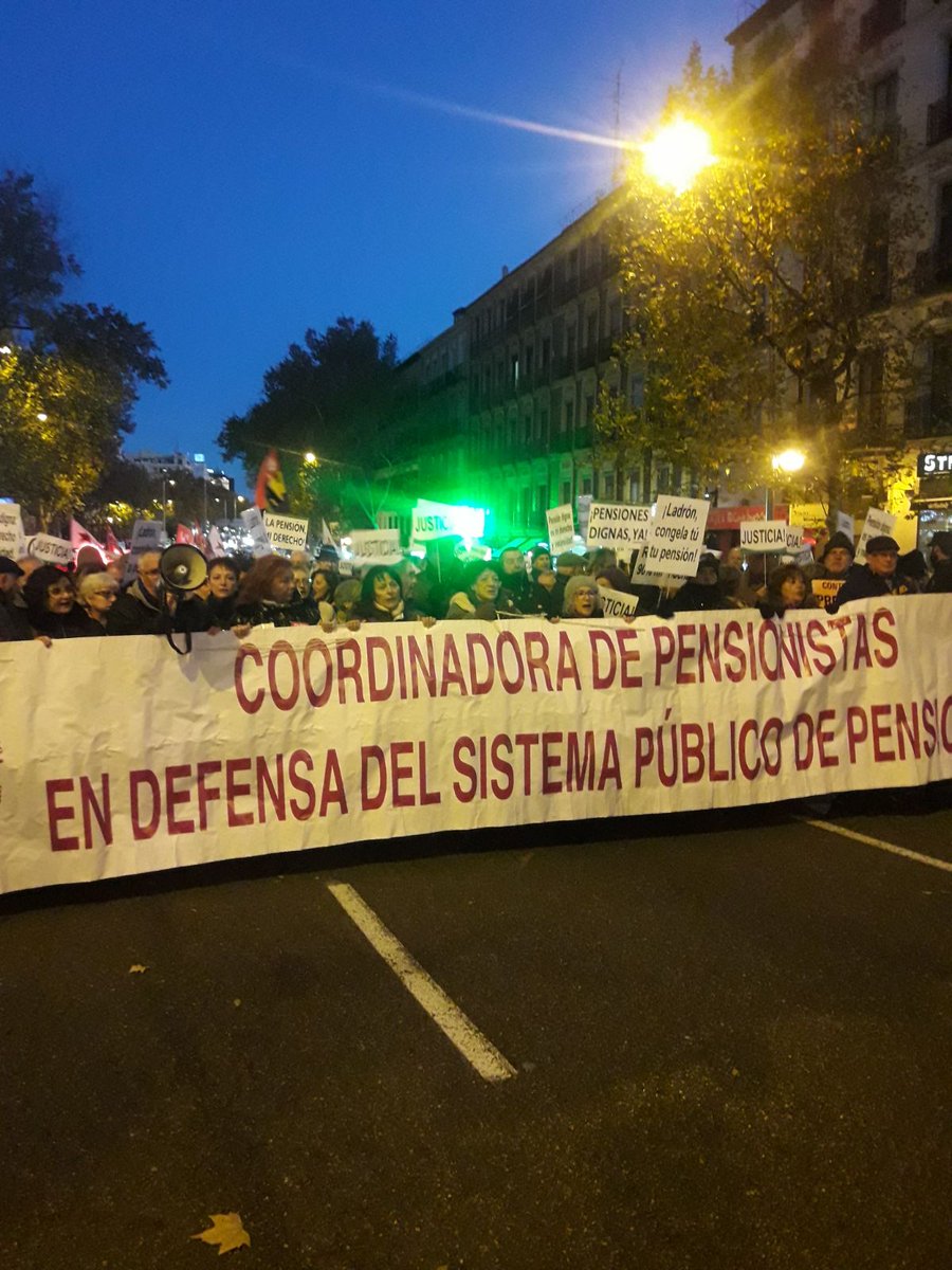 iDiarioES's tweet photo. #16DYoVoy Ahora en #Madrid Manifestación en defensa de las #pensiones. Basta de saqueo! No al pago de la deuda criminal e ilegítima! @MadridMarchas22 @CRTorg https://t.co/1cwKJBHnlz