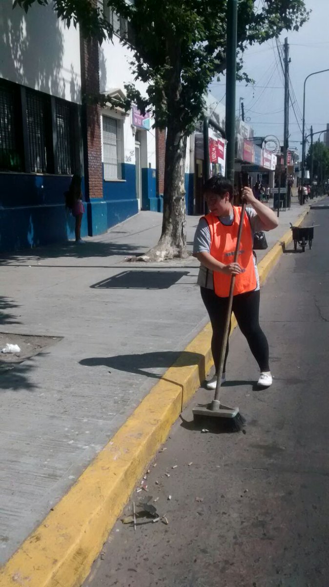 gastonlassalle's tweet photo. #LomasDeZamora Recolección de residuos, montículos, Cambio de bolsas y Tareas de Barrido y Limpieza en #LomasEste #LomasEnMovimiento #SecretaríaDescentralizada @MunicipioLdeZ @minsaurralde @JuanStigliano https://t.co/7NjvznPgnW