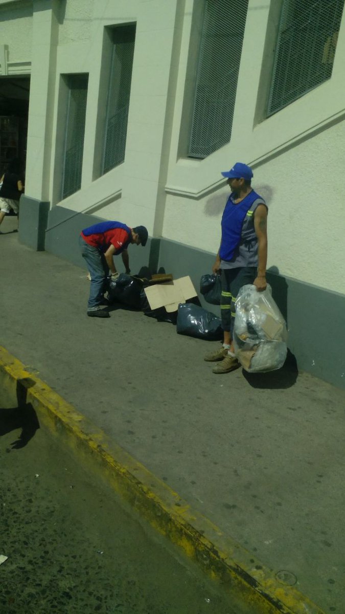 gastonlassalle's tweet photo. #LomasDeZamora Recolección de residuos, montículos, Cambio de bolsas y Tareas de Barrido y Limpieza en #LomasEste #LomasEnMovimiento #SecretaríaDescentralizada @MunicipioLdeZ @minsaurralde @JuanStigliano https://t.co/7NjvznPgnW