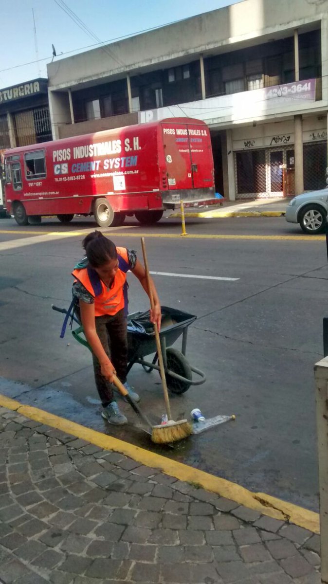 gastonlassalle's tweet photo. #LomasDeZamora Recolección de residuos, montículos, Cambio de bolsas y Tareas de Barrido y Limpieza en #LomasEste #LomasEnMovimiento #SecretaríaDescentralizada @MunicipioLdeZ @minsaurralde @JuanStigliano https://t.co/7NjvznPgnW