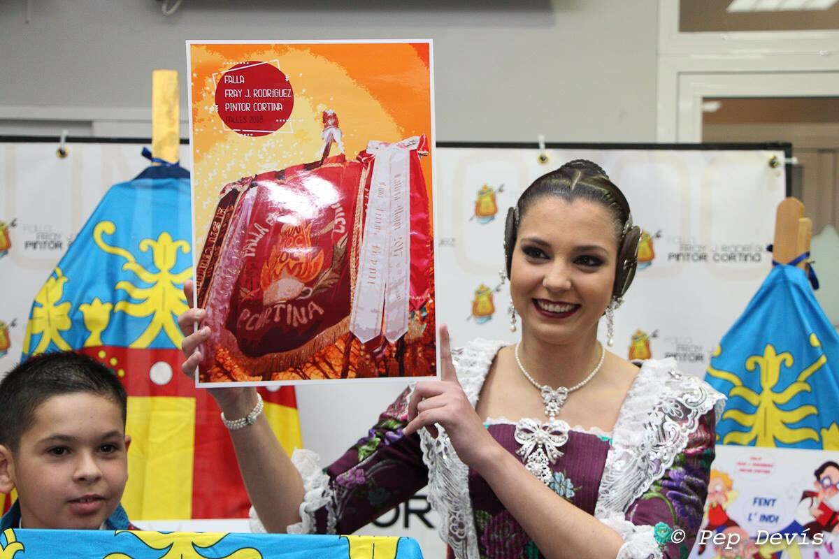 Ahir presentarem els #esbossos per a les #Falles2018 de la mà de l'artista <a href="/fallasximomarti/">Ximo Martí</a>. A més, també coneguèrem la portada del #Llibret2018, dissenyada per nostra Fallera Major, Carla Ferrús. #bunyxocfoc