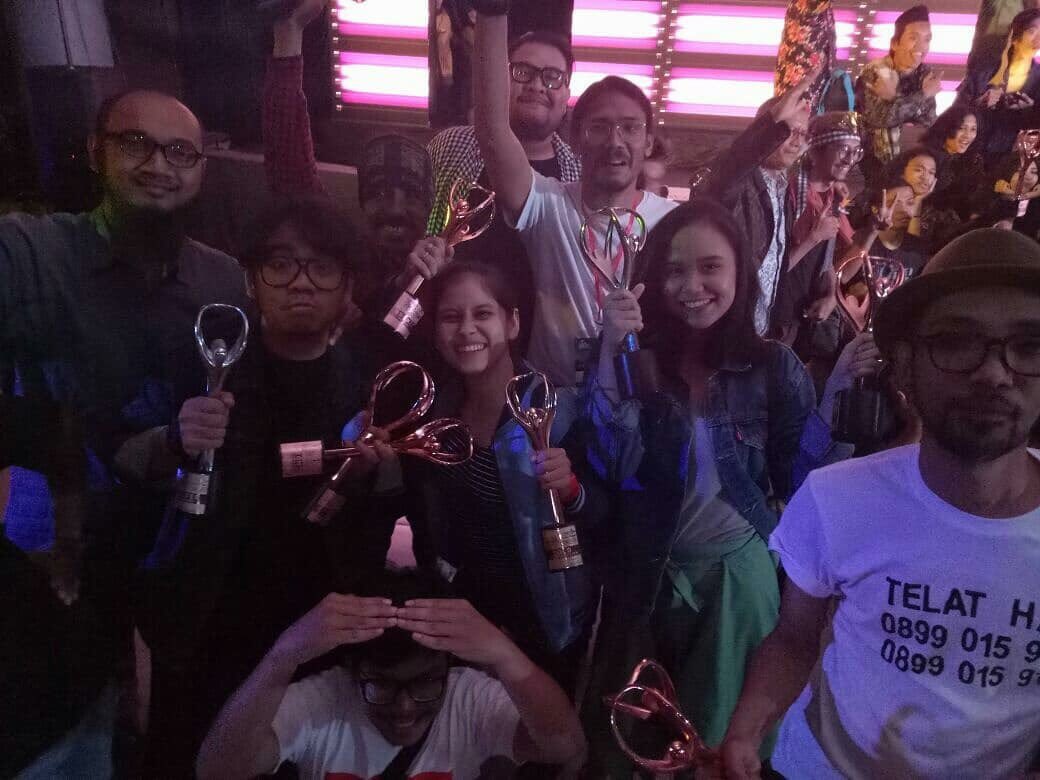 yogaadh's tweet photo. Nonton Live Periscope @PinasthikaFest dr jauh, sambil deg2an. Akhirnya terbayar! Berakar Komunikasi Agency of The Year Pinasthika 2017. Pas menang, gue &amp; bini jingkrak2, sampe Pingki bingung🕺🏻💃🏽🐕😀 #pinasthikacreativestival #dowell #berakar #oopswediditagain #belilemaribaru https://t.co/RJrmAyRpr1