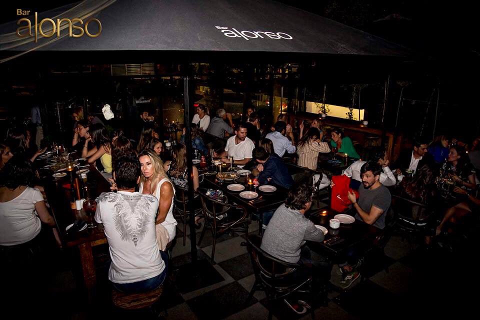 Sábado de amigos y aventuras gastronómicas en #BarAlonso... Te esperamos para vivir la experiencia en📍Alonso de Córdova 4236