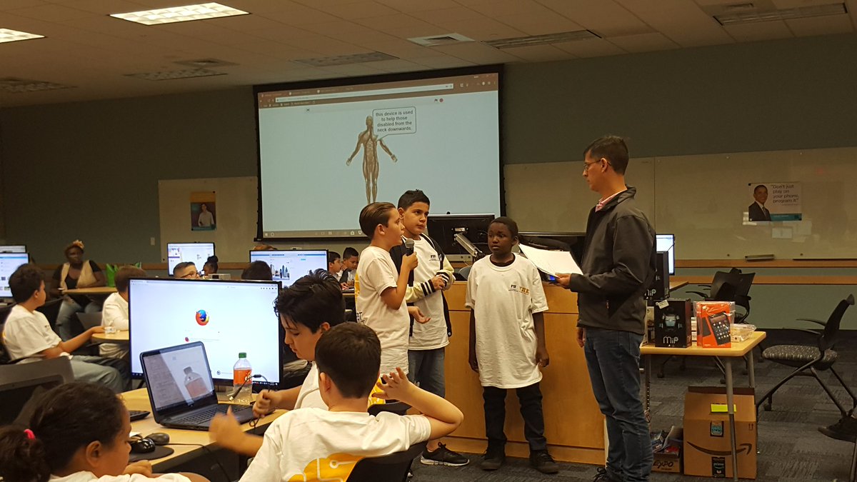 FIUSCIS's tweet photo. A couple of the winning teams ! Wow☝️👏👏👏 some brilliant projects 🥁🥁
#STEM #FIU #FIUSCIS #codelearning #IT #Computerscience #machinelearning #codefestmiami #appdesigner https://t.co/7Akc61yLEp