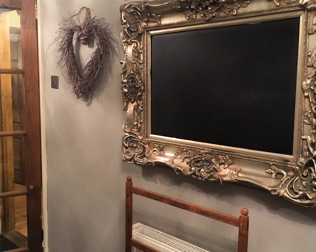BellaGVintage's tweet photo. And my upcycled very heavy mirror I made into a chalk board is up 💪🏻#homeinspo #upcycle #bellaginteriors https://t.co/8F0MfNi5aQ