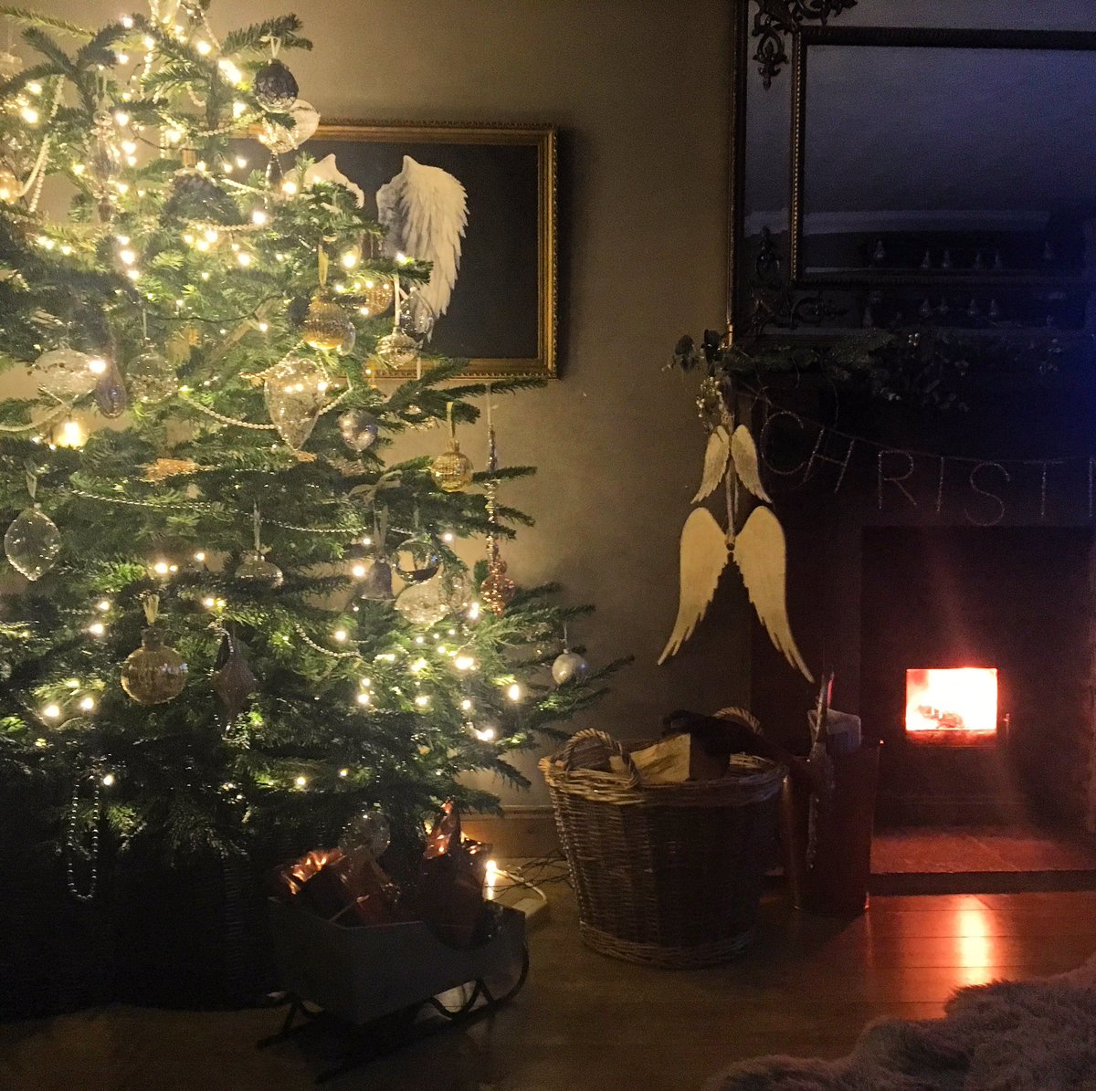 BellaGVintage's tweet photo. Well needed sit down tonight I have been working all day finishing off for Christmas. #bespoke #interiordesign #styling https://t.co/AbtJOU3HHZ