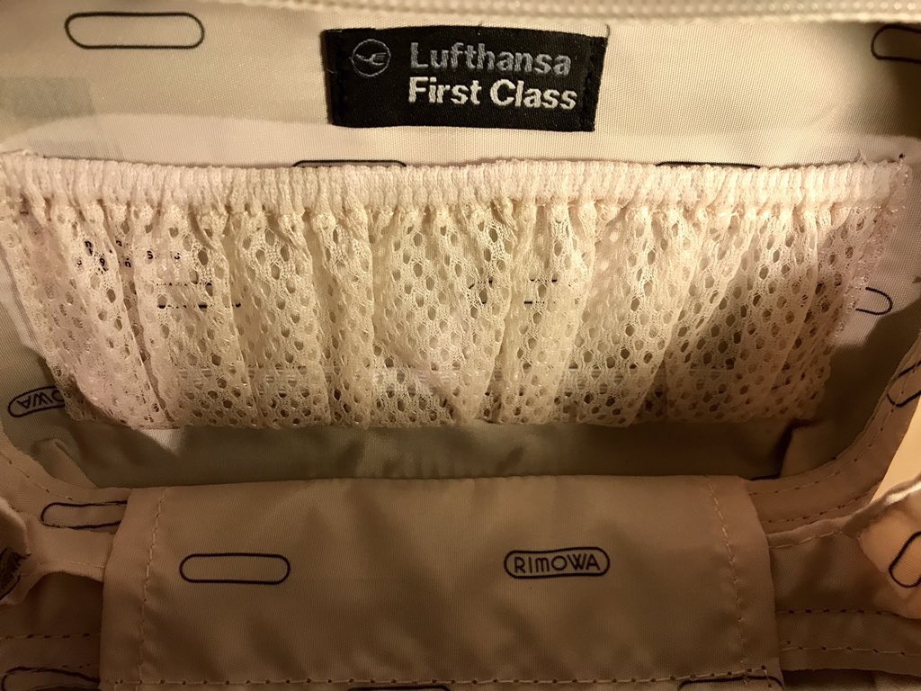 quiz_viajero's tweet photo. Nuestro God @UltimaLlamada_ regala un Kit Rimowa, exclusivo de la primera clase de Lufthansa. Con cremas de La Prairie. LEYERON BIEN!!Cómo participar? 
-RT a este tuit
-follow al rey de las millas @Juls0105 
Que gane el mejor!!! https://t.co/I1yHIMcjlj