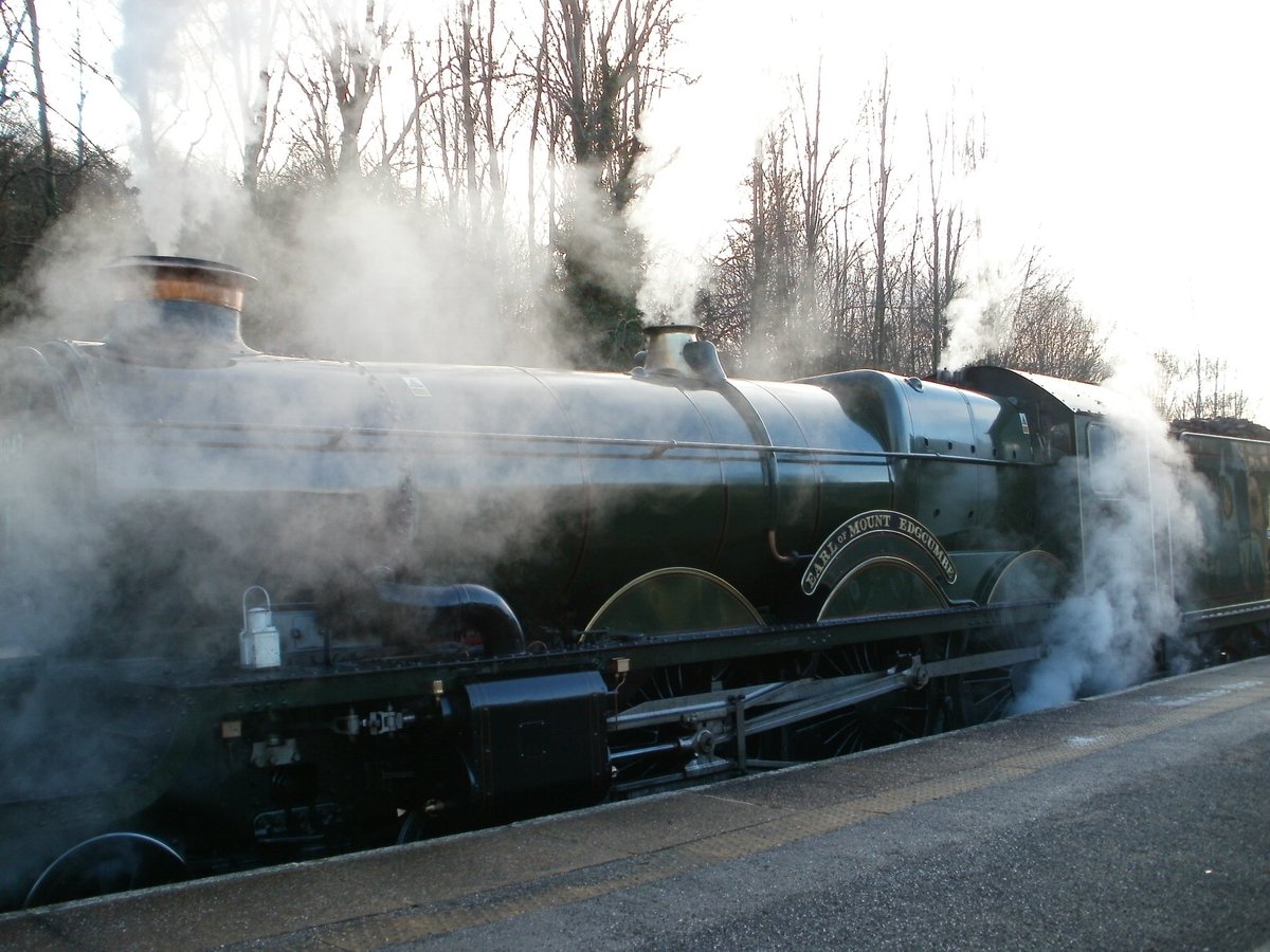 PontefractCivic's tweet photo. More photographs of the Vintage Trains Earl of Mount Edgcumbe taking on water and coal at #Pontefract #Baghill #railway station courtesy of Christine Cartwright @ponterail https://t.co/8Nxu5bgblL