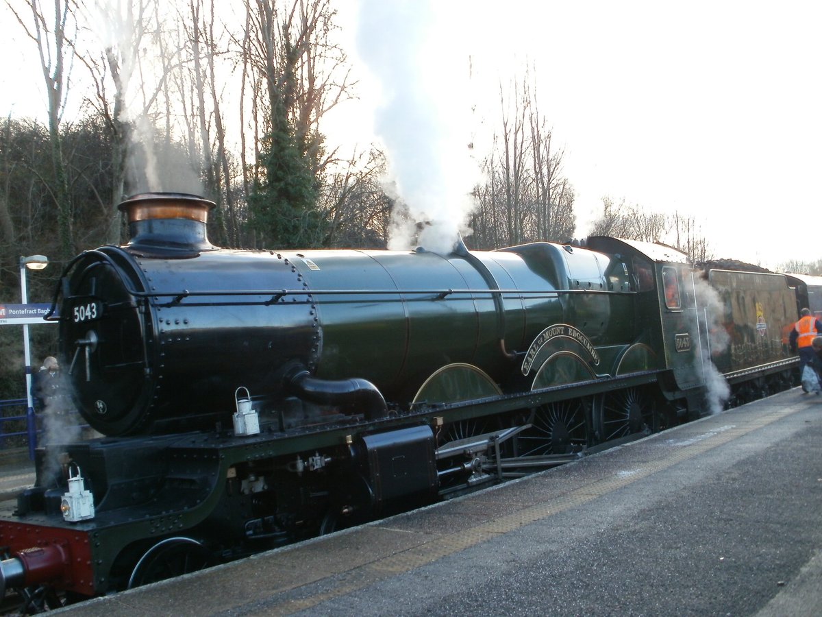 PontefractCivic's tweet photo. More photographs of the Vintage Trains Earl of Mount Edgcumbe taking on water and coal at #Pontefract #Baghill #railway station courtesy of Christine Cartwright @ponterail https://t.co/8Nxu5bgblL