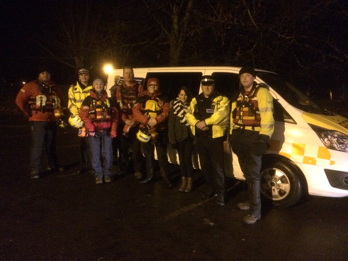 ShrewsburyCops's tweet photo. ACC Martin Evans on foot patrol in Shrewsbury town centre leading from the front meeting members of the search and rescue team with Kirsty Walsh WMSAR patrolling the river over Xmas period @WMerciaPolice @WestMerciaOCC @WestMerciaPCC https://t.co/QdNN418lMD