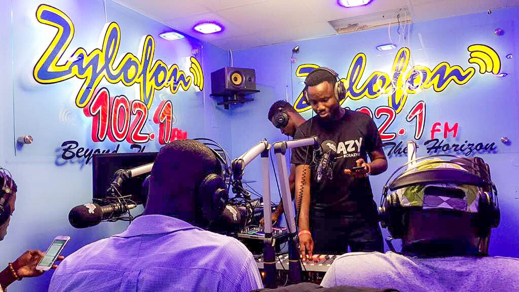 iamphylxgh's tweet photo. Today I didn’t sit on my chair throughout my 3-hour show. Radio is on another level now. Thanks to everyone who tuned in. @zylofon1021fm is the future. Let’s do this!🔥🔥🔥 #GiftedHands #Phylx #Ghana #showbiz #MingleX https://t.co/iRU98hpFj2