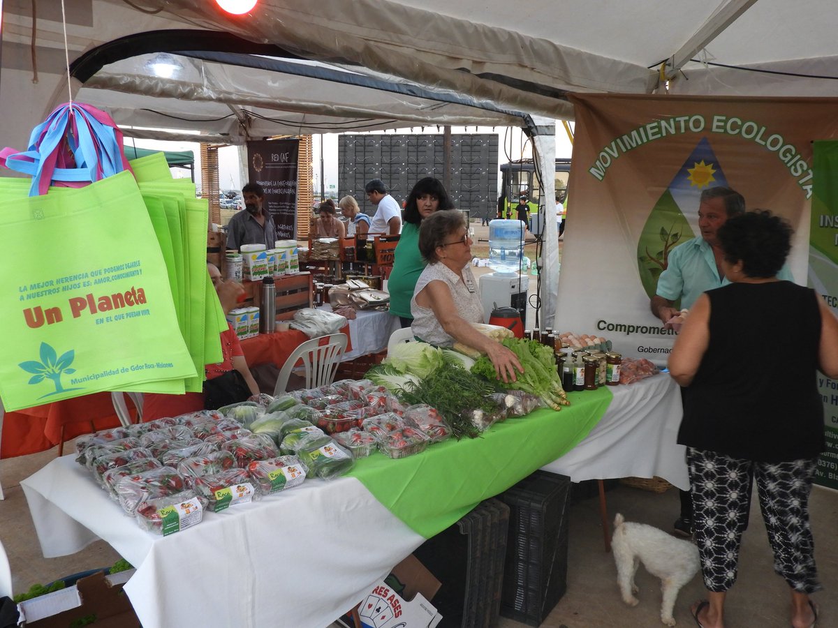 SubComrcializan's tweet photo. #Ahora #TODOSTENEMOSMISIONES productores agroecológicos de #RocaVerde comercializando sus productos. #EstarCerca #SoberaníaAlimentaria https://t.co/o5cuUjvh4f